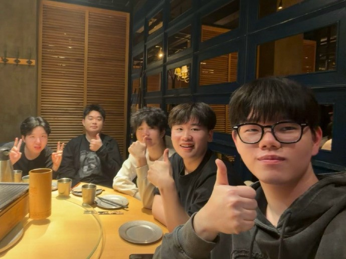 IG分享选手聚餐合照：2025年的最后一张合照 孩子们明天比赛加油