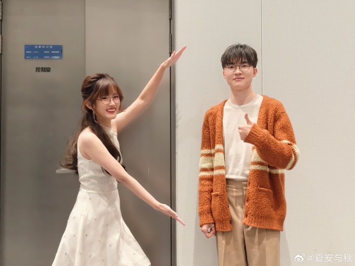 夏安晒与Faker合影：谁懂看到Faker拿出两张中文手写信的震撼