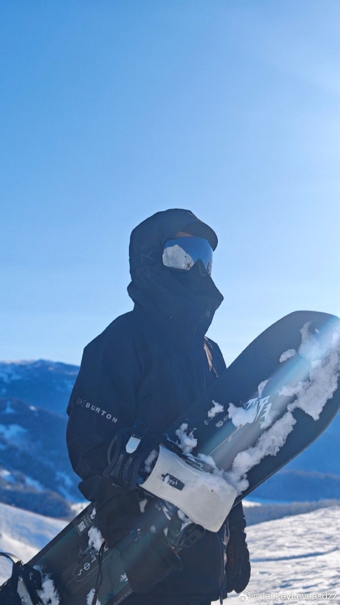 JackeyLove晒照：真新年快乐了 祝大家26年身体健康 顺风顺水！