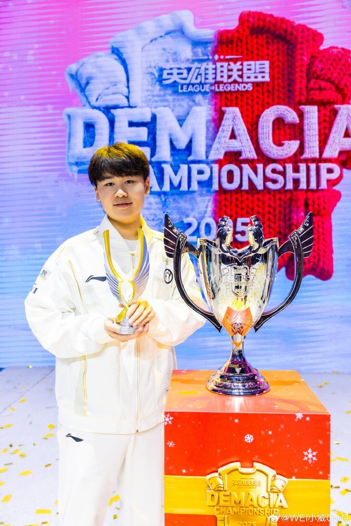 Wei晒德杯奖杯合照:大家辛苦了