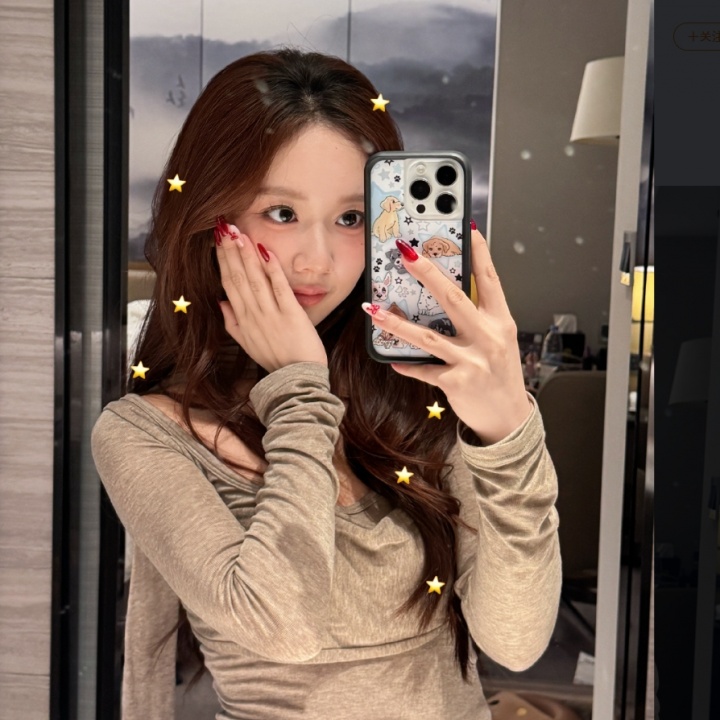 戈曼妮晒照：忘记给大家看我的新年美甲