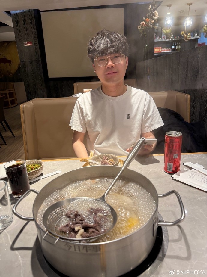 Hoya晒照聚餐：🐮☺️☺️