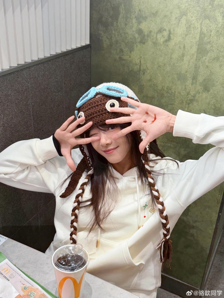 主持骆歆更博晒照：新赛季新版本！那自然要搭配上新春战袍咯