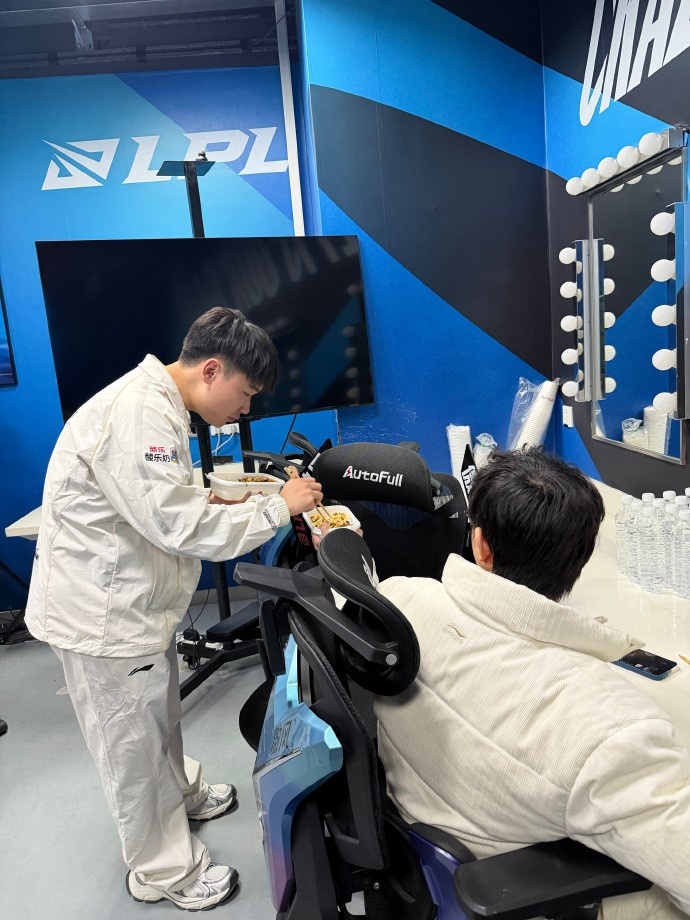 IG分享选手调试花絮:大家都已经逐渐成为散装多国语言拥有者