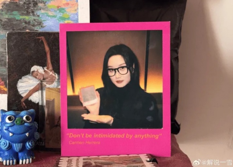 一雪发布自拍：去年考的主持人证出来了，准备开练电吉他！