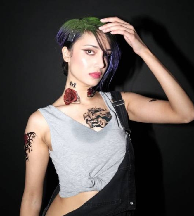 还原度爆炸!《赛博朋克2077》朱迪脸模挑战“我COS我自己”