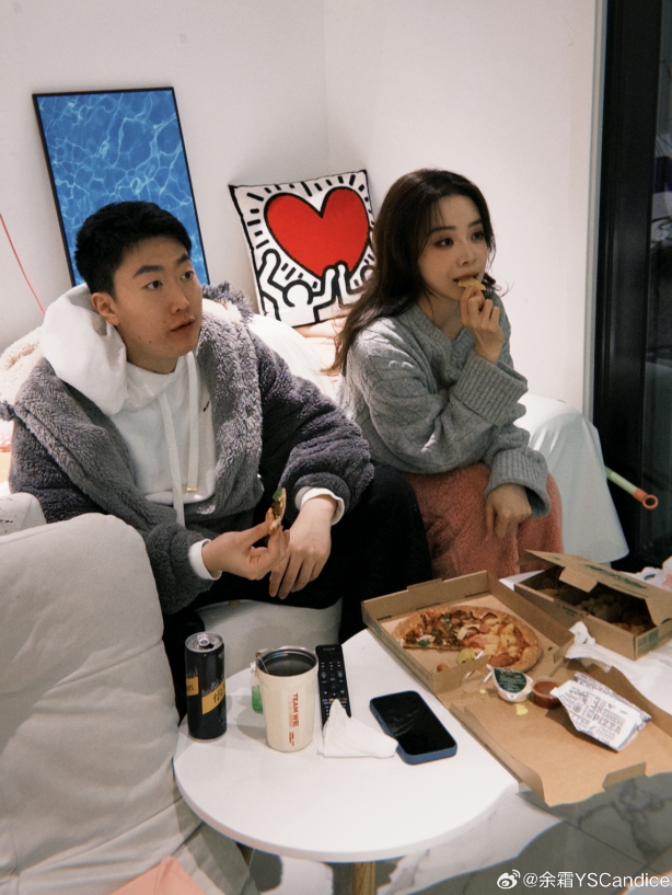 余霜晒照:下班回家看球