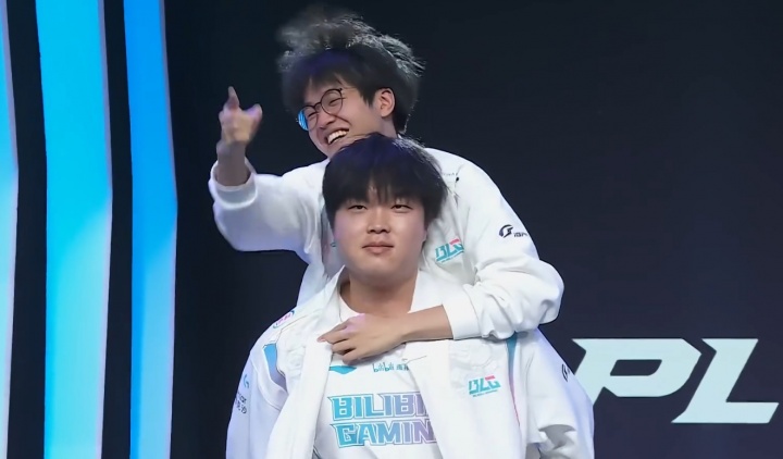 网友热议BLG明天首发还是Bin：Bin哥烽火戏诸侯，文波被骗了呀~