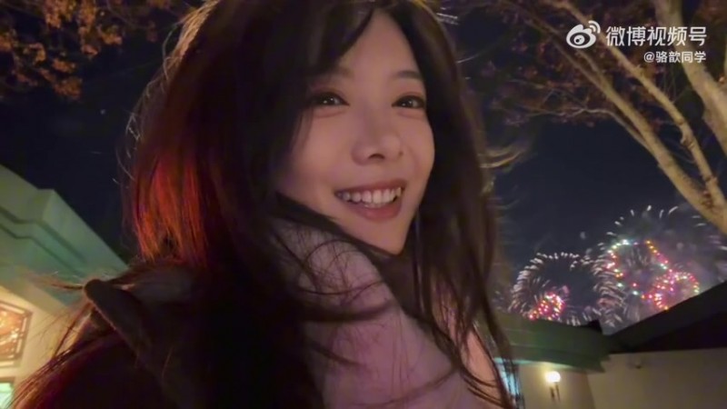 骆歆：新年快乐❤️分享给你们我今天在迪士尼看的跨年烟花秀🎆