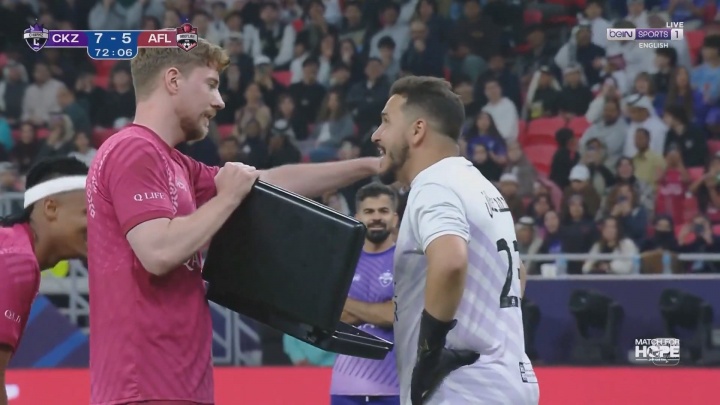 🤑“钞能力”!全球第一网红慈善足球赛贿赂门将 用一万美元现金买进球