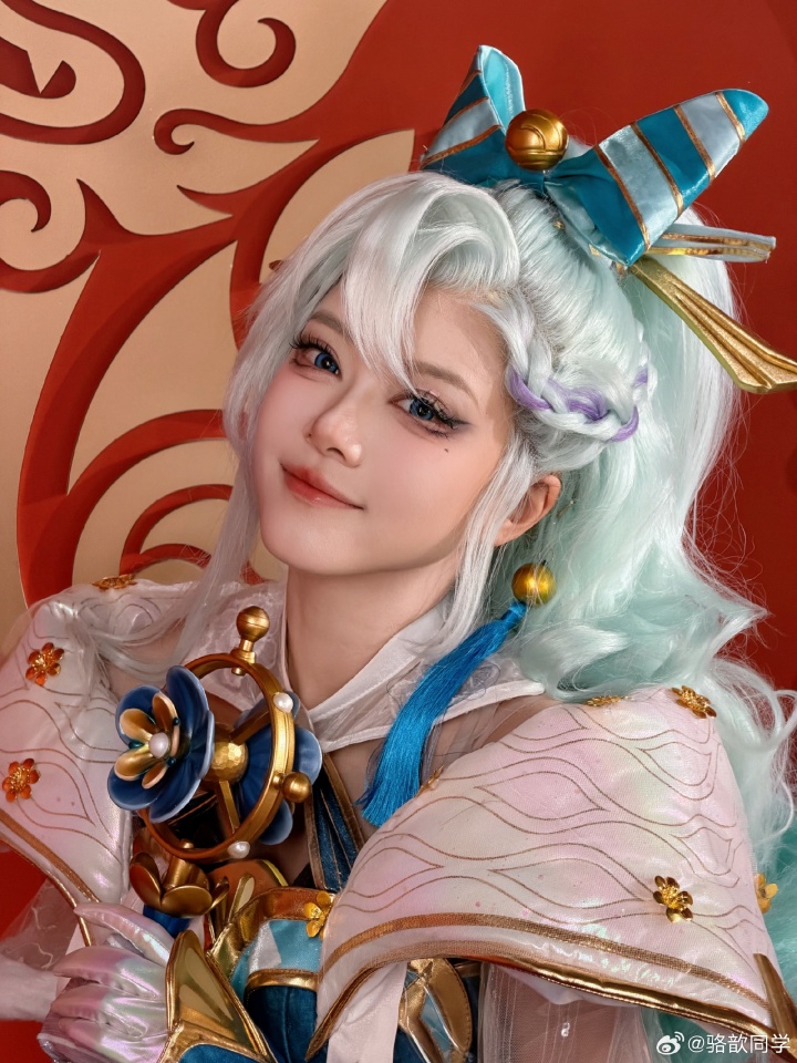 LPL女主持骆歆晒COS照:今天 必须来碗酸辣粉