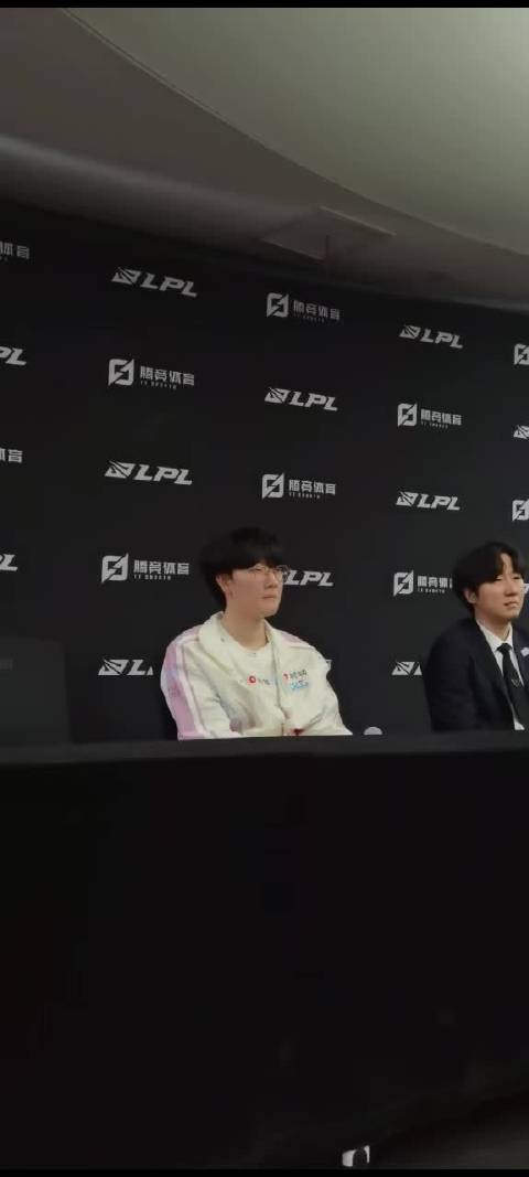 Viper：韦鲁斯这个英雄是很猛的一个英雄 poke英雄需要时间