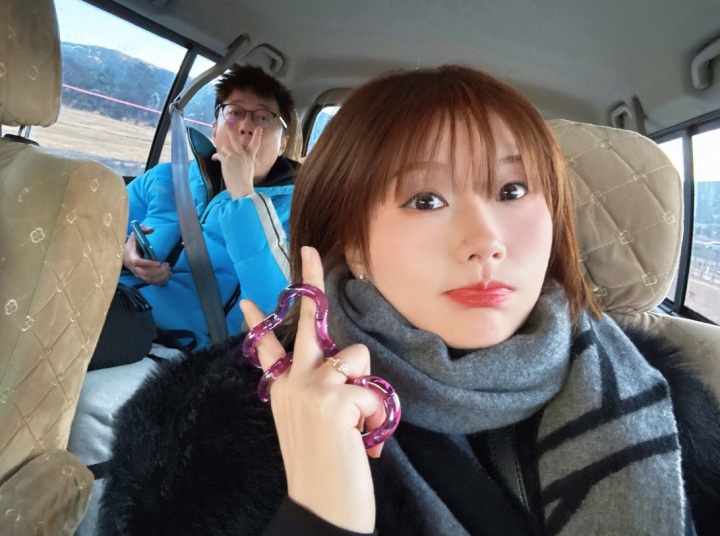 米勒妻子晒照：扣1助主播登顶