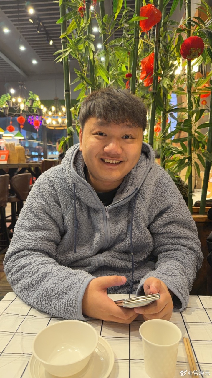 管泽元分享照片：与Yagao聚餐吃夜宵，Yagao胖了不少