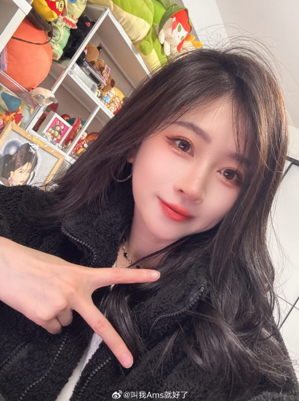 解说Ams晒照：画了妆就得拍照，拍照了就得发出来，对吧？