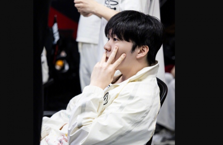 Rookie：“前段时间有点低迷，希望淘汰赛加油，祝大家小年快乐”