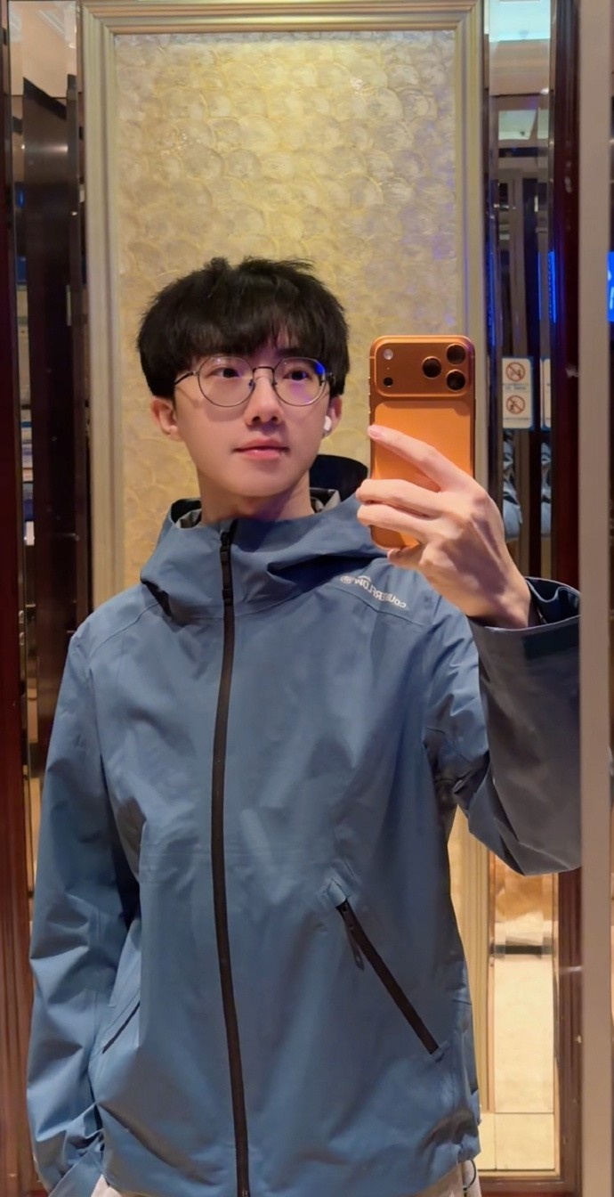 zzr晒照：你在问我吗？我上身李宁万龙甲 手上是iPhone17 ProMax