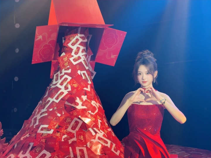 简直不要太美~KPL女主持灵儿晒照:新年快乐~