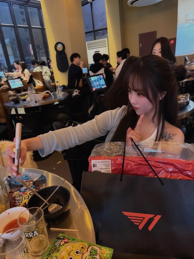 这个我是真喜欢!T1韩网女粉丝晒照 这不比前几天的比赛好看?