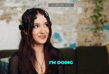 【乐玩LEWIN】外网女主播让别人用游戏手柄控制自己 结果被刺激到不能走直线-乐玩真人线上娱乐