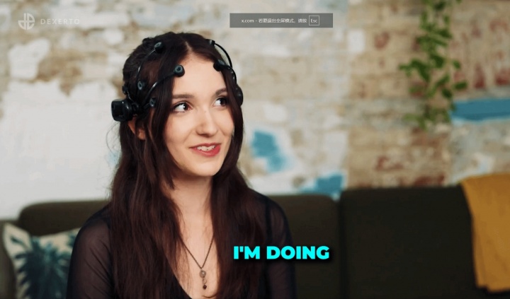 外网女主播让别人用游戏手柄控制自己 结果被刺激到不能走直线