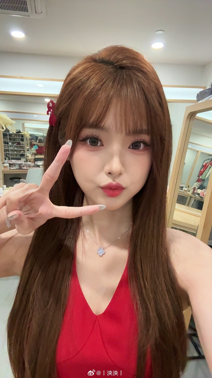 LPL互动女主持人泱泱晒照：春节假期就要结束嘞~准备开工~