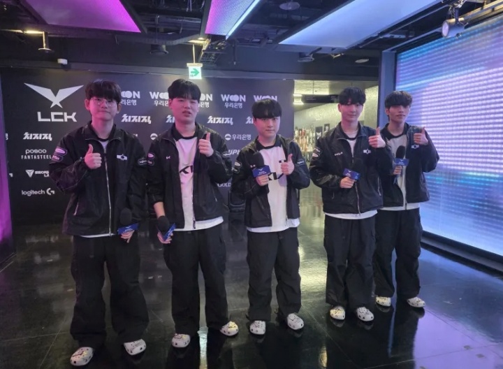 DK管理层分享休息室赛后照片：打野和AD喜笑颜开~