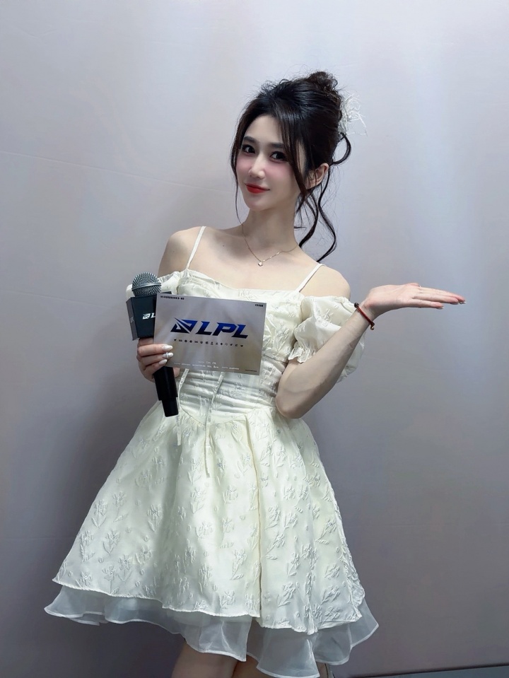 主持小悠珊珊更博晒照：最快的一集！已经闪现到高铁站了