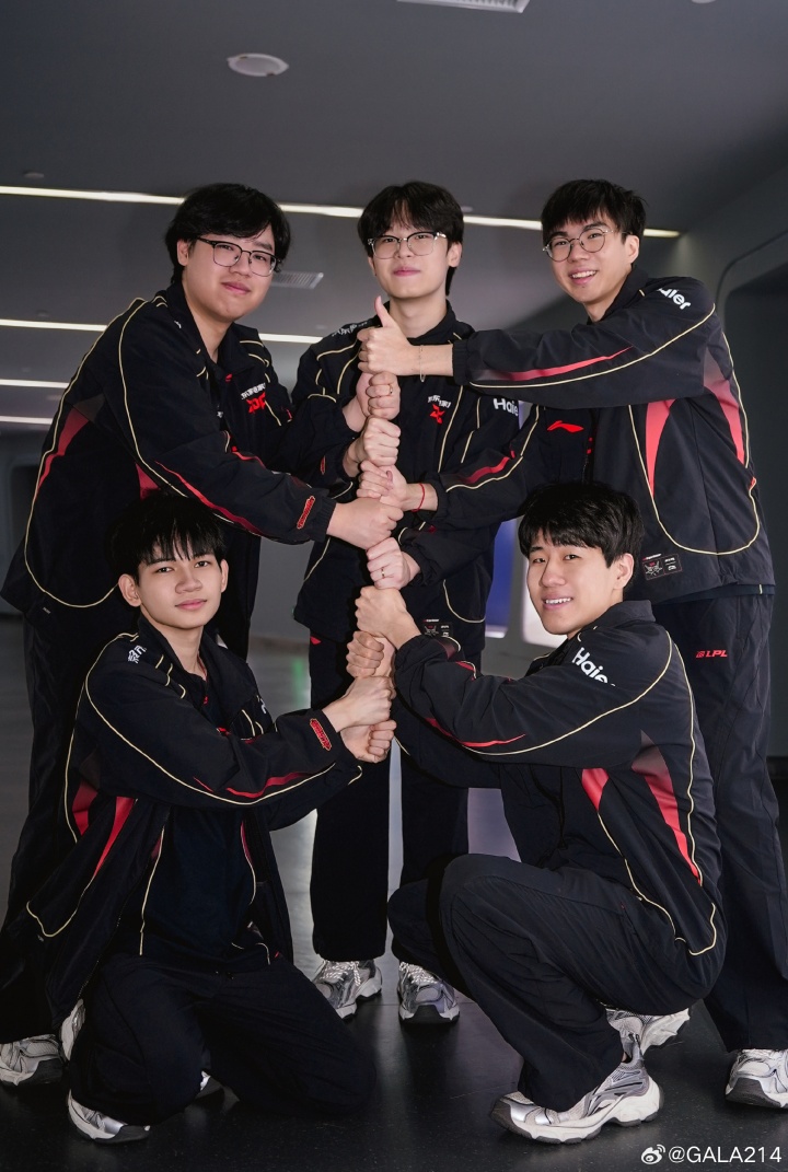 GALA赛后晒JDG全员合影:兄弟们打得好啊,再继续加油