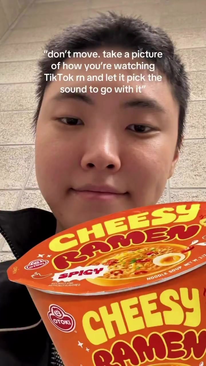 怼脸自拍！Chovy晒照片：拍一张你正在刷视频的样子 配点音乐