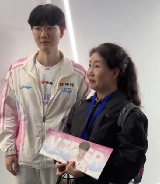 BLG分享视频：Viper妈妈也来到苏州决赛现场，为儿子和BLG加油