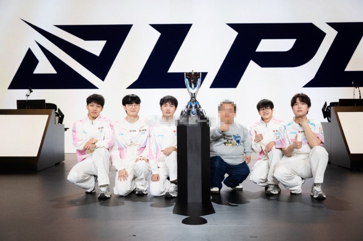 最暖心💗合照！BLG全员为矮小观众蹲下，粉丝：从西安赶来值了