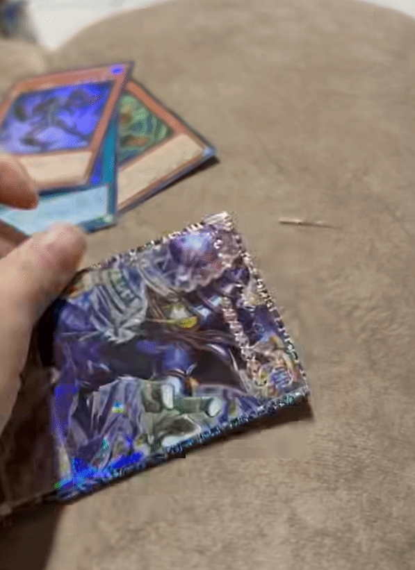 最惨一剪没!玩家失手剪坏价值25万元的卡:直接疯了😂