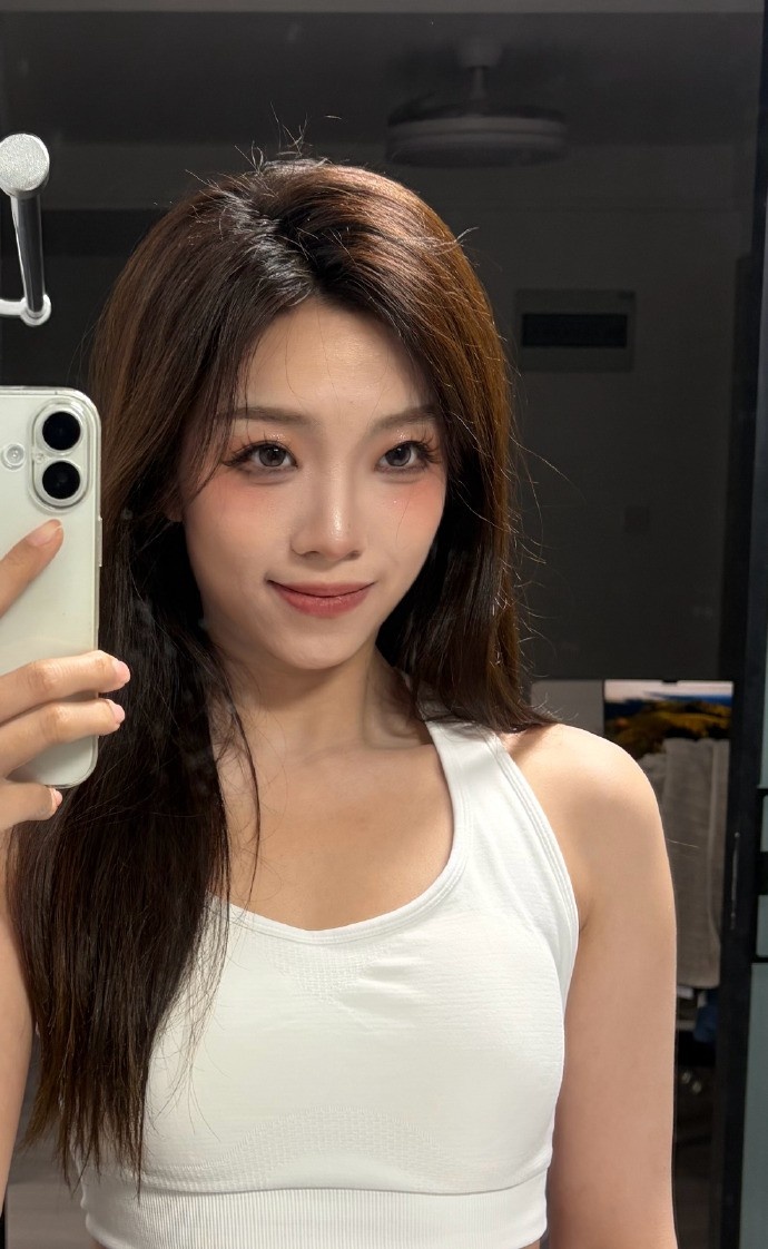 主持人松琪晒照：试图寻找锻炼痕迹 全表情代偿了