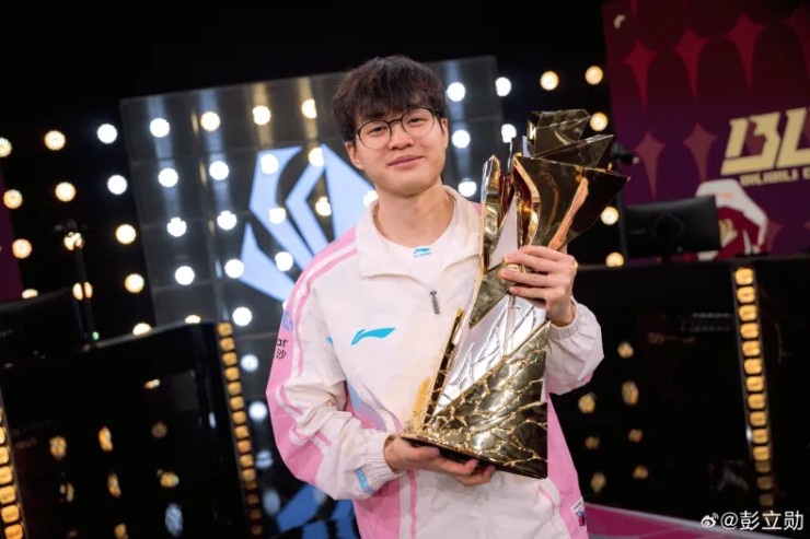 夺得先锋赛冠军后,Xun社媒分享自己赛后捧杯照