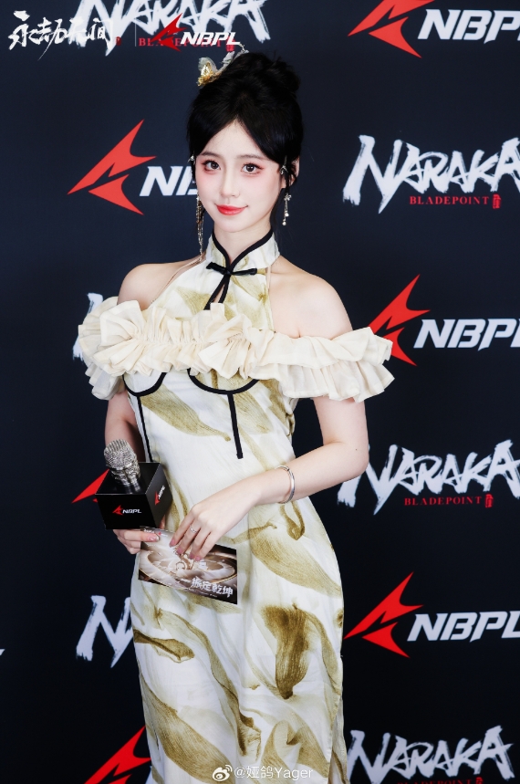 永劫无间美女主持娅鸽晒照：永劫女主持之 忘拿掉“定位发夹”版