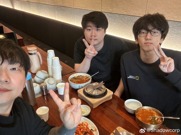 经纪公司晒和LCK CL冠军上单Janus合照:继续加油