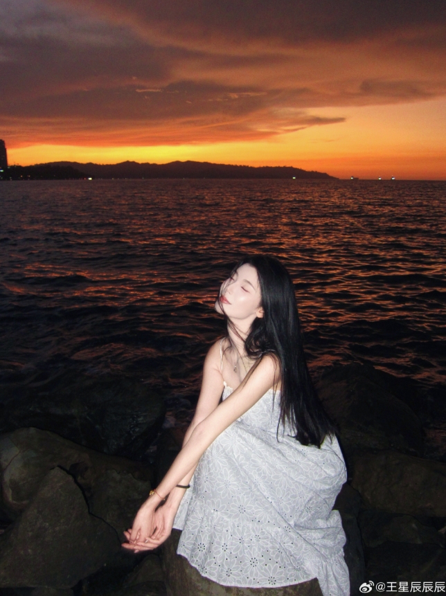 爱妈妈！🤤《完蛋美女》浩浩妈饰演者王星辰晒照：与我与甜豆宝儿🌊