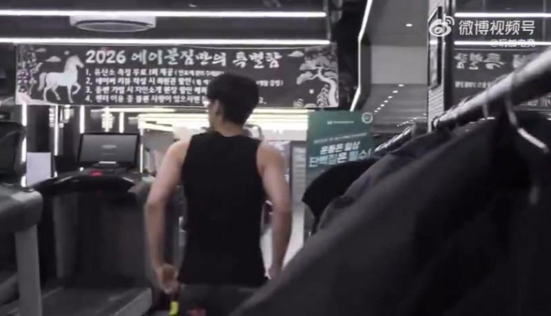 Oner分享健身房动态：面不改色的推了5KG；Untara在旁边已看呆