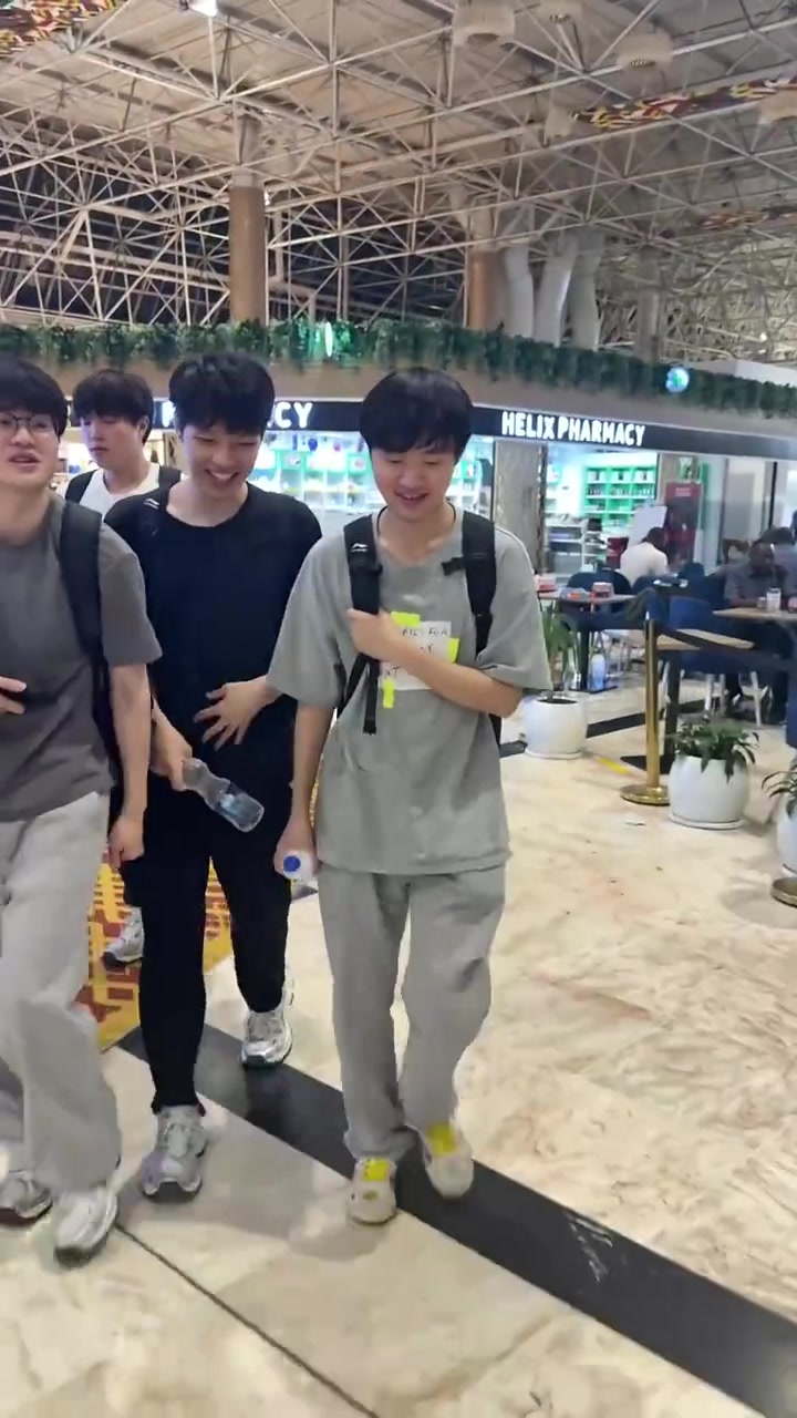 BLG分享视频：转机中… 长途跋涉辛苦了