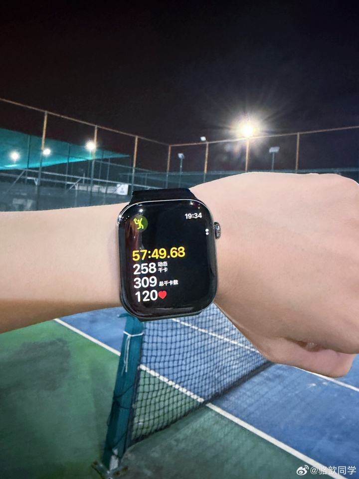 主持骆歆更博晒照：今天网球复健 打完直接连手机都举不起来