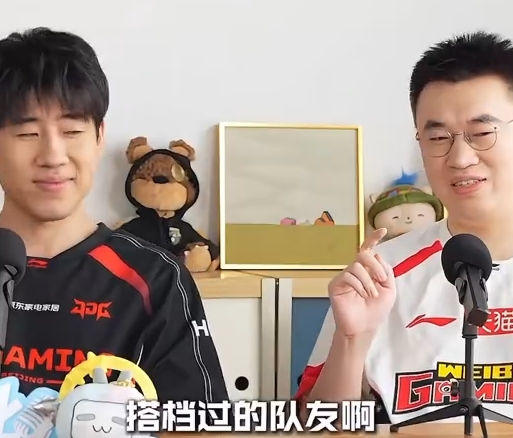 暗示谁呢？xiaohu：我搭档过的队友很多玩卡莎的 和他们都说别飞 下一秒就飞了