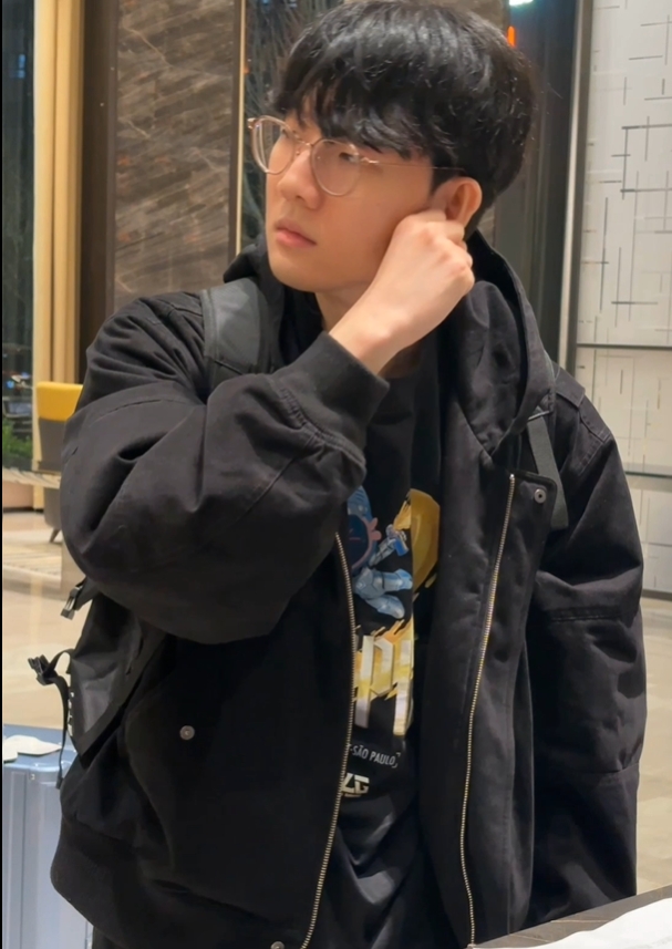 BLG官方分享Viper的出差OOTD：BLG冠军T恤带货中