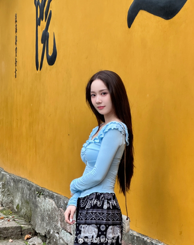 无畏契约主持人戈曼妮晒照:风吹起来 地上都是花瓣和树叶的季节 