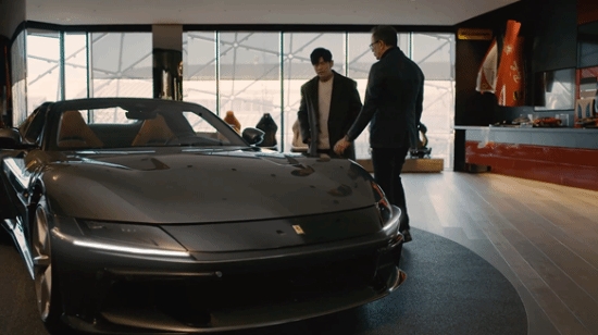 刚出新歌就提新车!周杰伦现身意大利摩德纳 定制专属法拉利超级跑车