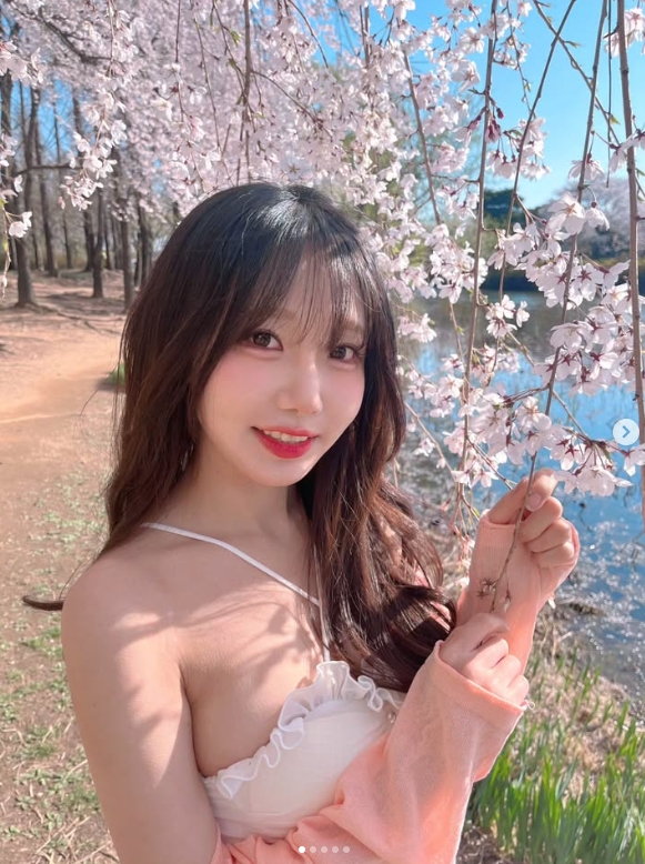 Showmaker美女粉丝晒照：今年的樱花盛开了🌸🌸🌸