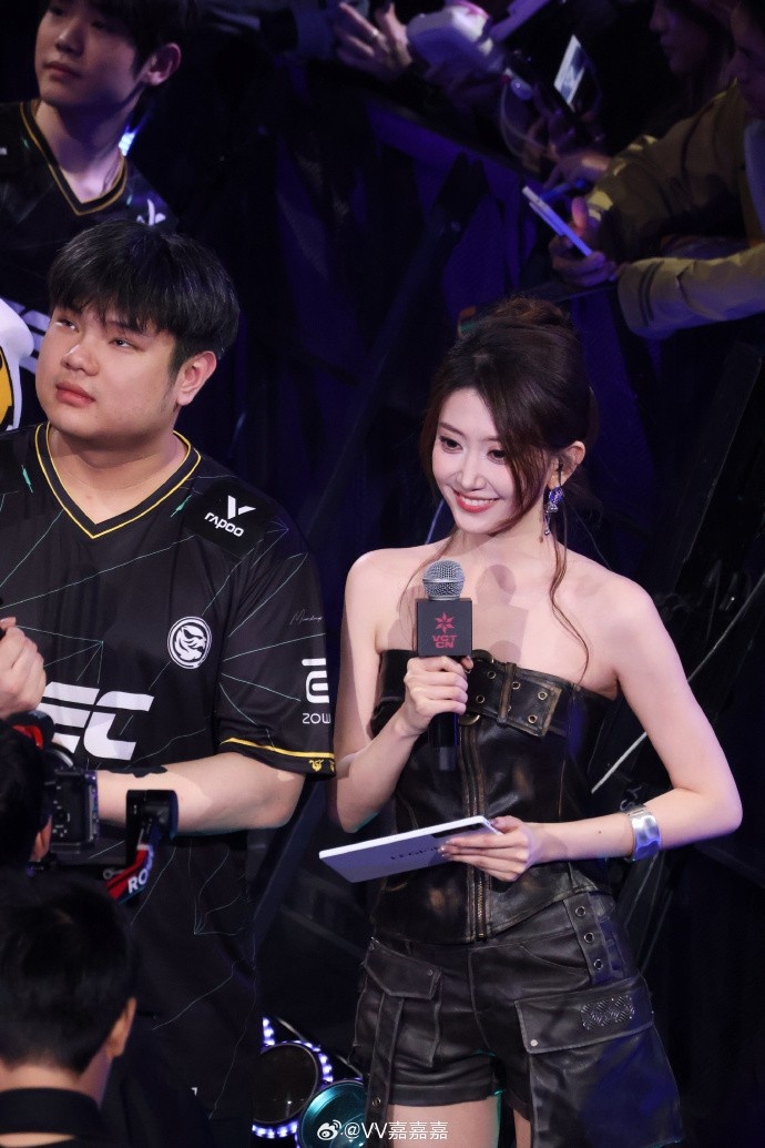 无畏契约主持人唯嘉晒照：这种离观众很近的感觉，确实很棒！