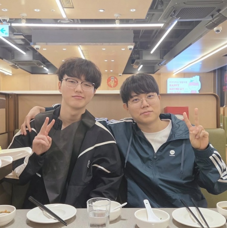 Cuzz分享与PerfecT聚餐合照:和昇玟一起