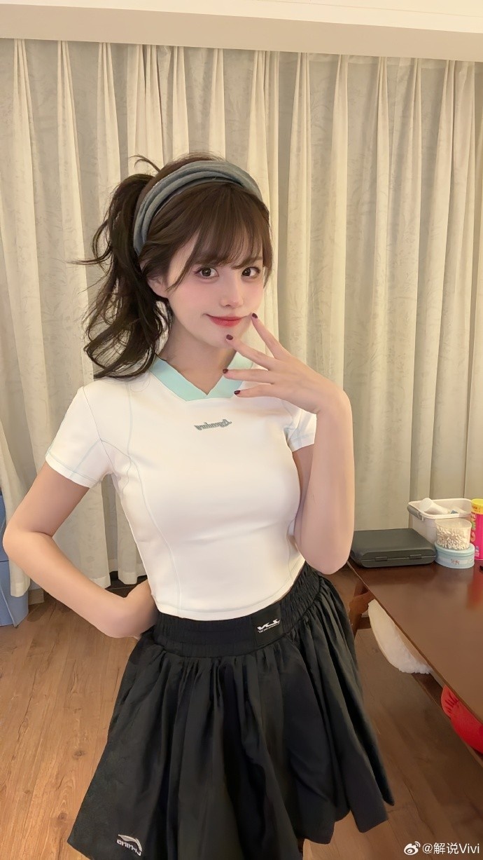 无畏契约主持ViVi晒照:我的夏日ootd中最喜欢的一套
