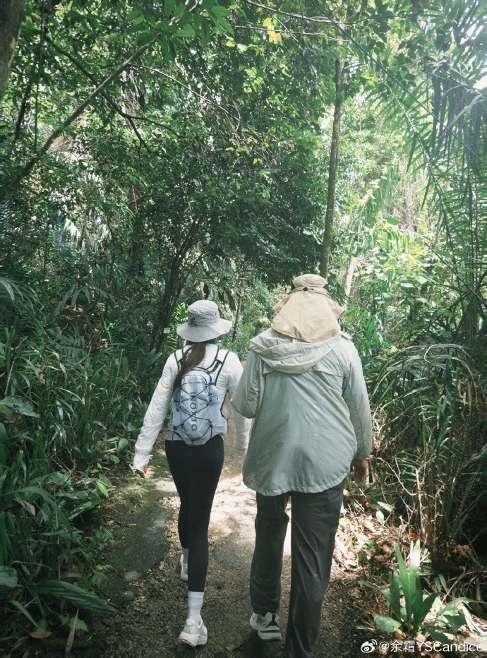 主持人余霜分享生活照片:走两步